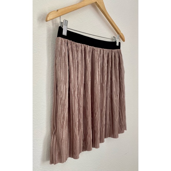 BCBG • Metallic Rose New Years Party Pocket Pleated Mini Skirt - Picture 2 of 11